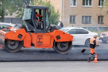 Rusya, Izhevsk - 30 Mayıs 2018: Yol çalışması. Onarım ve eski asfalt kaldırım değiştirilmesi. Asfalt layover.