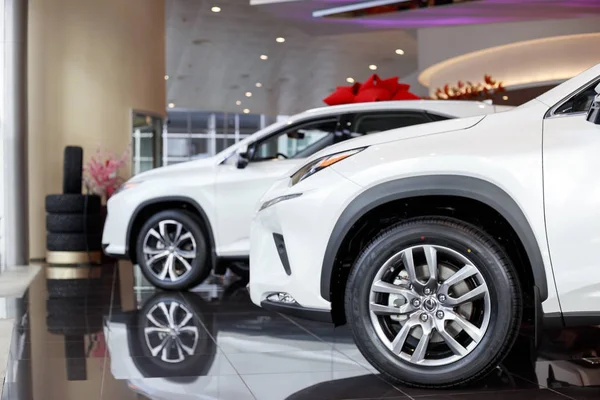 Rusya, Izhevsk - 20 Ekim 2018: Showroom Lexus. Bayi showroom'da yeni arabalar.