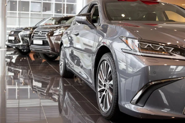 Rusya, Izhevsk - 20 Ekim 2018: Showroom Lexus. Yeni arabalar Lexus bayi showroom'da. Modern ulaşım.