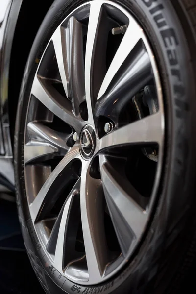 Rusya, Izhevsk - 20 Ekim 2018: Showroom Lexus. Yeni bir modern Lexus araba tekerlek diski.