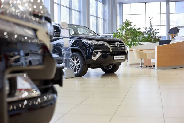 Rusya, Izhevsk - 20 Ekim 2018: Showroom Toyota. Bayi showroom yeni Toyota Fortuner. Modern ulaşım.