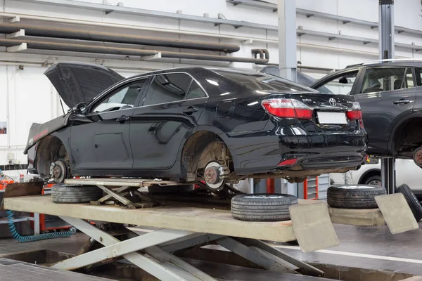 Rusya, Izhevsk - 20 Ekim 2018: Servis merkezi Toyota. Hidrolik asansörde değiştirme ve tekerlek hizalaması.