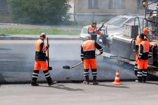 Rusya, Izhevsk - 30 Mayıs 2018: Yol yapımı. Eski asfalt kaldırım onarımı ve değişimi.