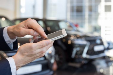 Adam Bayi showroom mobil akıllı telefon kullanarak.
