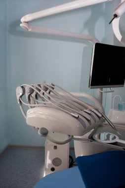 Diş arıtma ünitesi ve servis donanımları. Dişçi ofisi.