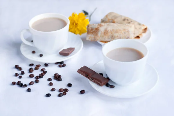 Dos tazas de café con leche, panqueques con mermelada y chocolate con leche. Desayuno por la mañana para dos . — Foto de Stock
