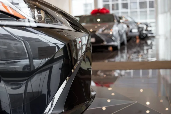 Carro auto concessionária. Carros novos no showroom do negociante. Veículos de prestígio . — Fotografia de Stock