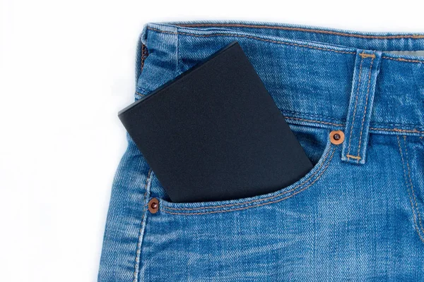 外付けハードドライブは、青いジーンズのサイドポケットに横たわっています. — ストック写真