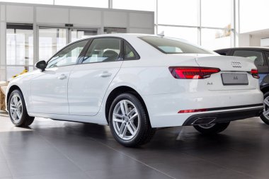 Rusya, Izhevsk - Eylül 11, 2019: Audi showroom yeni modern sedan A4. Ünlü dünya markası. Prestijli arabalar.