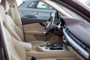 Rusya, Izhevsk - 11 Eylül 2019: Audi showroom. Bayi showroom otomatik şanzıman ile yeni Q7 Quattro Iç.