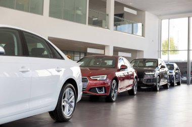 Rusya, Izhevsk - 11 Eylül 2019: Audi showroom. Bayi showroom yeni prestijli arabalar.