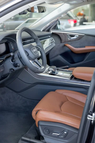 Rusia, Izhevsk - 11 de septiembre de 2019: Sala de exposición Audi. Interior del nuevo Q8 Quattro con transmisión automática . —  Fotos de Stock