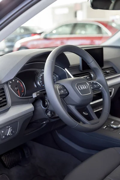 Rusko, Izhevsk-11. září 2019: Audi showroom. Interiér nové Q5 aplikace Quattro. Prodej prestižních automobilů slavné světové značky. — Stock fotografie