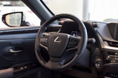 Rusya, Izhevsk - 21 Temmuz 2019: Lexus showroom. Yeni Lexus Es 250'nin içi. Ünlü dünya markası.