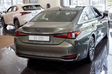 Rusya, Ijevsk-21 Temmuz 2019: Lexus showroom yeni modern araba es 250. Ünlü dünya markası. Prestijli Araçlar.