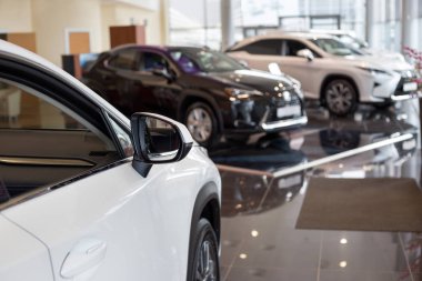 Rusya, Izhevsk - 21 Temmuz 2019: Lexus showroom. Bayi showroom yeni modern arabalar. Ünlü dünya markası.