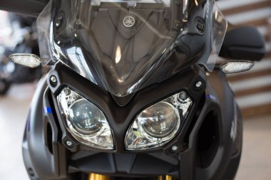 Rusya, Izhevsk - 23 Ağustos 2019: Yamaha motosiklet mağazası. Modern motosiklet mağazasında yeni motosiklet Xt1200 Farlar.
