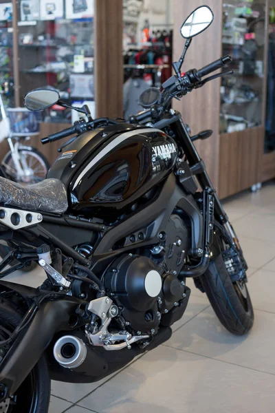 Rusland, Izhevsk-augustus 23, 2019: Yamaha Motorcycle shop. Bijgesneden beeld van nieuwe Mtm850 in Moto Cycle Store. — Stockfoto