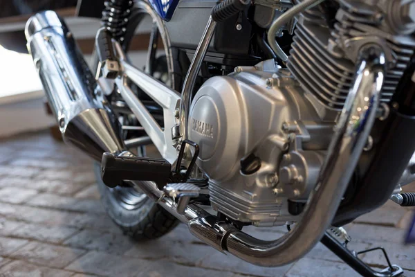 Rusland, Izhevsk-augustus 23, 2019: Yamaha Motorcycle shop. Bijgesneden beeld van nieuwe motorfiets Ybr125. — Stockfoto