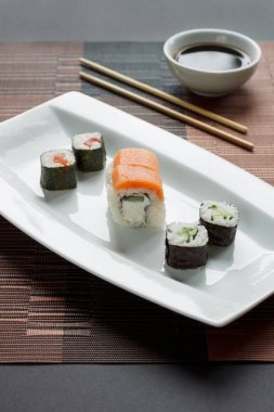 Geleneksel Japon deniz ürünleri, rulo ve çubuk. Soya souce.