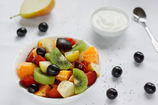 Salada fresca de kiwi, laranjas, ameixas e outras frutas. Estilo de vida saudável . — Fotografia de Stock