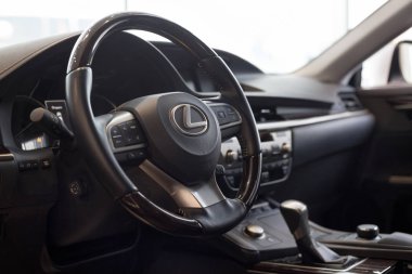 Rusya, Izhevsk - 20 Ekim 2018: Showroom Lexus. Manuel şanzıman ile yeni araç Lexux Iç. Ünlü dünya markası.