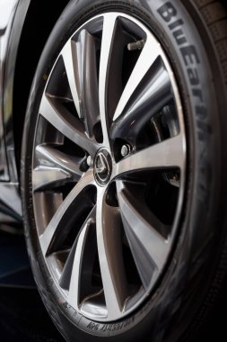 Rusya, Izhevsk - 20 Ekim 2018: Showroom Lexus. Yeni bir modern Lexus araba tekerlek diski.