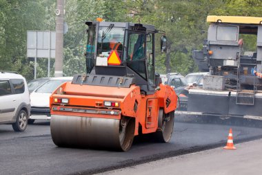 Rusya, Izhevsk - 30 Mayıs 2018: Yol çalışması. Eski asfalt kaldırım onarımı ve değişimi.