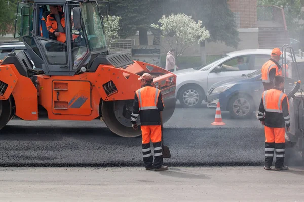 Rusya, Izhevsk - 30 Mayıs 2018: Yol çalışması. Eski üstüne yeni asfalt döşeme.