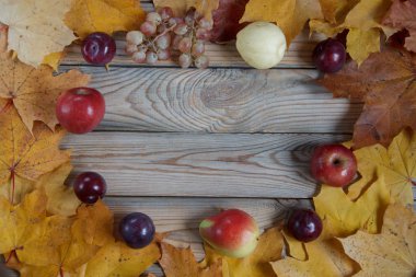 Kuru yaprakları ile Sonbahar natürmort ahşap bir masa üzerinde yatıyor. Metniniz için alan kopyalama.