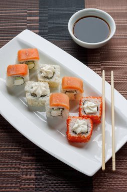 Geleneksel Japon deniz ürünleri, rulo ve çubuk. Soya souce.