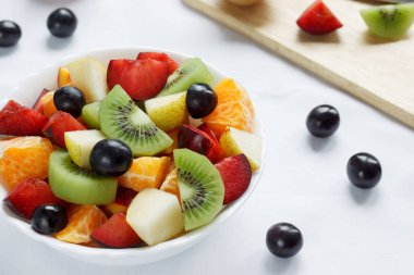 Kivi, portakal, erik ve diğer meyvelerden taze salata. Sağlıklı yaşam tarzı.