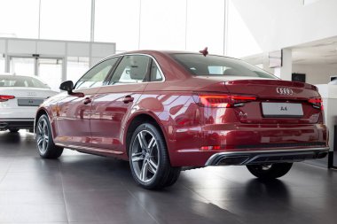 Rusya, Izhevsk - Eylül 11, 2019: Audi showroom yeni modern sedan A4. Ünlü dünya markası. Prestijli arabalar.