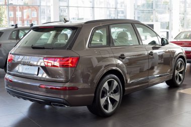 Rusya, Izhevsk - 11 Eylül 2019: Audi showroom'da yeni modern Q7 Quattro. Ünlü dünya markası.