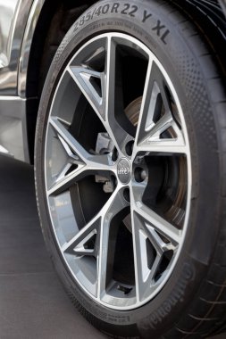 Rusya, Izhevsk - 11 Eylül 2019: Audi showroom. Yeni bir Q7 Quattro alaşım tekerleği ile tekerlek. Ünlü dünya markası.