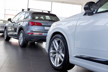 Rusya, Izhevsk - 11 Eylül 2019: Audi showroom'da yeni modern arabalar. Ünlü dünya markası.