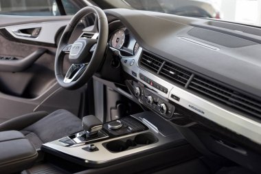 Rusya, Izhevsk - 11 Eylül 2019: Audi showroom. Otomatik şanzıman ile yeni modern Q7 Quattro Iç.