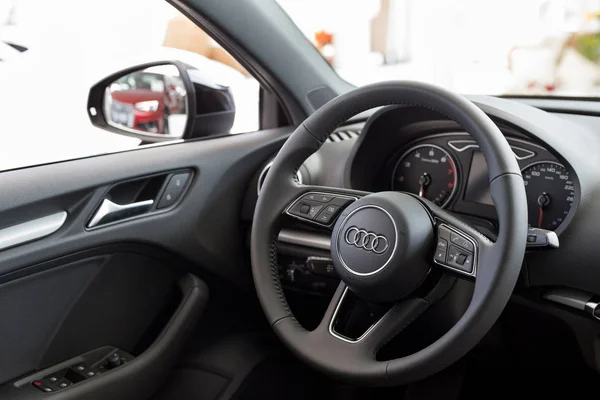 Rusko, Izhevsk-11. září 2019: Audi showroom. Interiér nového moderního Audi A3. — Stock fotografie