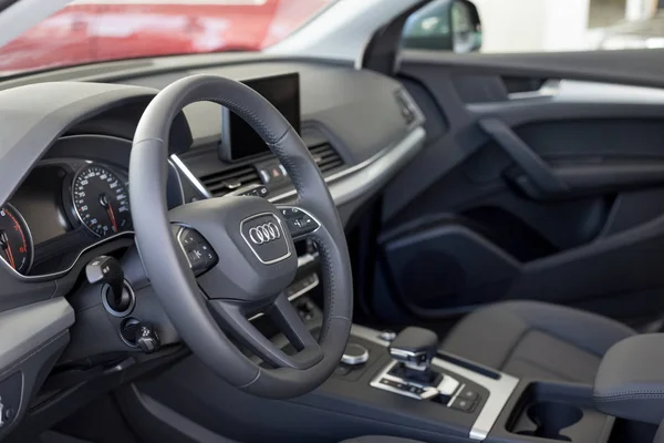 Rusko, Izhevsk-11. září 2019: Audi showroom. Interiér nového Q5 aplikace Quattro s automatickým přenosem. — Stock fotografie