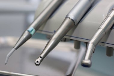 Diş tedavisi için diş aletleri grubu.