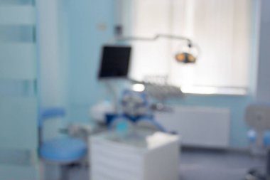 Dişçi ofisi. Bulanıklık arka planlı diş aletleri.