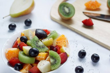 Kivi, portakal, erik ve diğer meyveler ile sağlıklı kahvaltı.