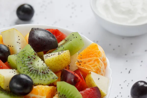 Salada fresca de kiwi, laranjas, ameixas, uvas e sementes de chia. Fecha. Estilo de vida saudável . — Fotografia de Stock