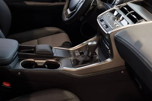 Moderna transmisión manual de vehículo nuevo. Interior del coche nuevo . —  Fotos de Stock