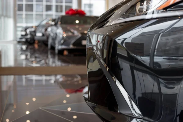 Coches nuevos en la sala de exposición del distribuidor. Para usar como fondo . — Foto de Stock