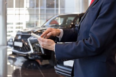 Adam Bayi showroom mobil akıllı telefon kullanarak.