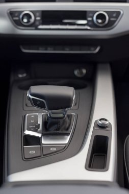 Rusya, İzhevsk - 4 Nisan 2019 Audi Showroom. Galeride otomatik vitesli yeni A4. Ünlü dünya markası.