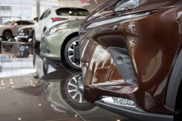 Rusia, Izhevsk - 21 de julio de 2019: Nuevos coches modernos en la sala de exposición Lexus. Famosa marca mundial . — Foto de Stock