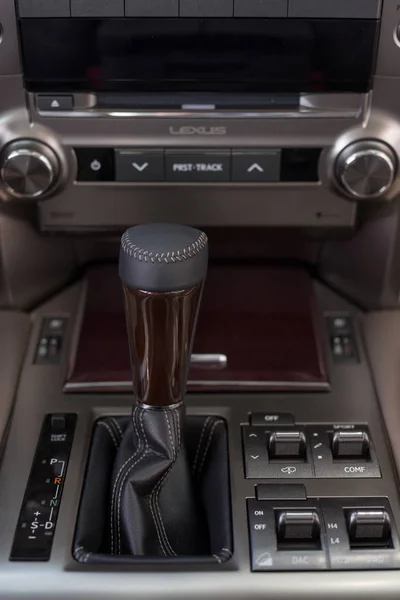 Ryssland, Izjevsk - 21 juli 2019: Lexus showroom. Interiör i nya Lexus Gx 460 med automatisk växellåda. Känt varumärke i världen. — Stockfoto