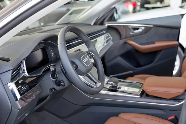 Rusia, Izhevsk - 11 de septiembre de 2019: Sala de exposición Audi. Interior del nuevo Q8 Quattro con transmisión automática . —  Fotos de Stock